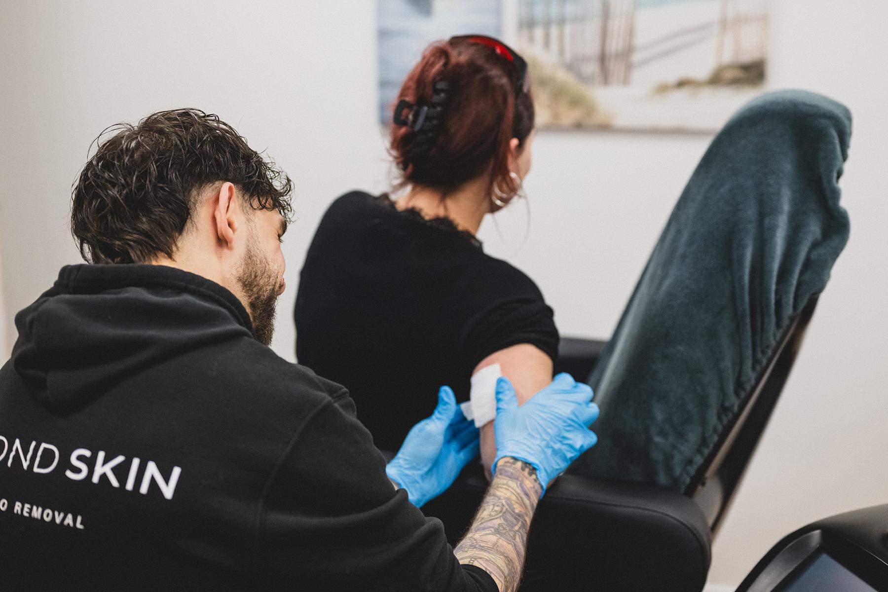 li8 3701 lilian fotografie second skin tattoo remolval leiden daan 2026 02 02